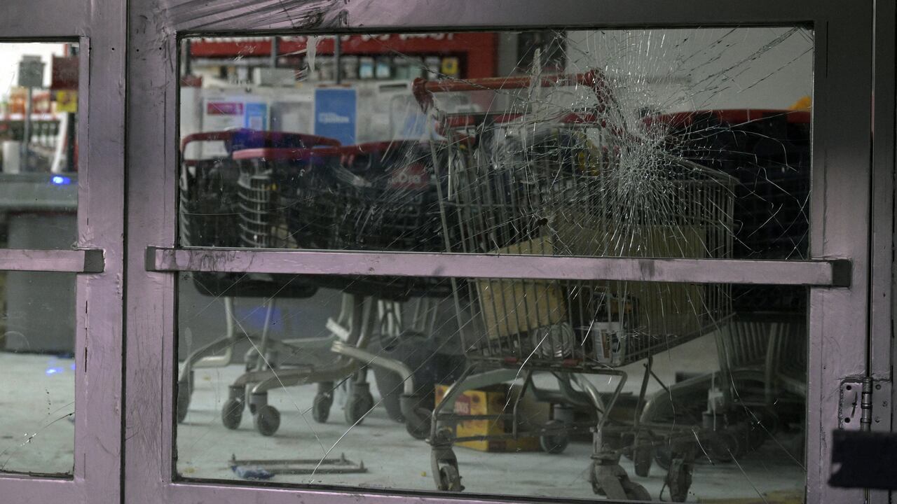 Saqueos a supermercados y comercios de Buenos Aires dejan al menos 56 detenidos