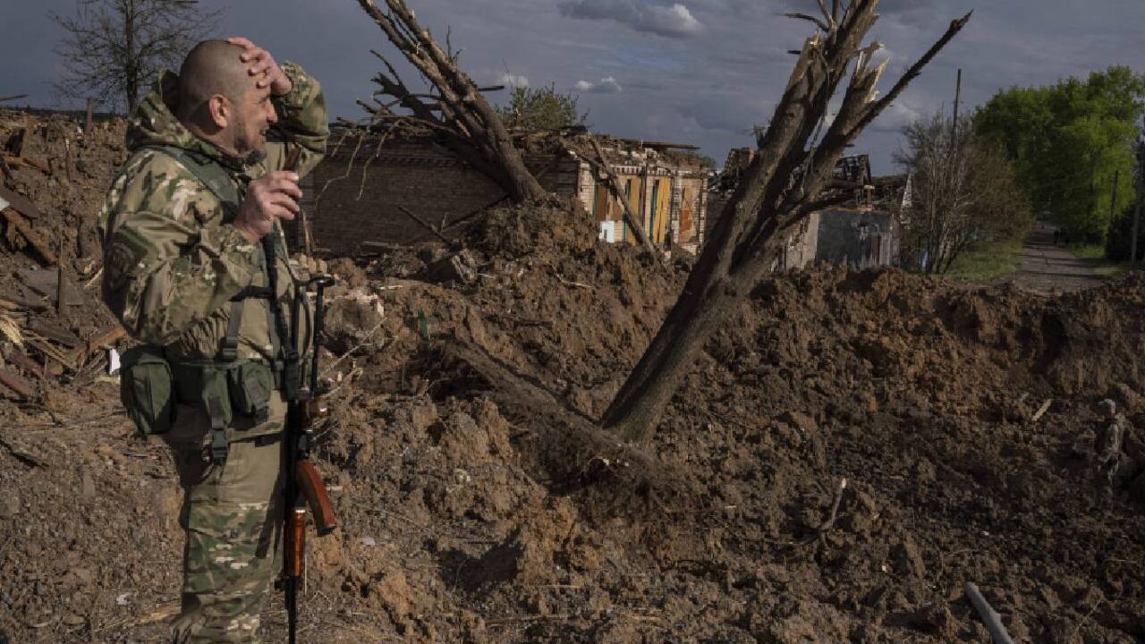 Soldado ucraniano ve la magnitud del a destrucción causada por ataque aéreo de ejército ruso.