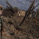 Soldado ucraniano ve la magnitud del a destrucción causada por ataque aéreo de ejército ruso.