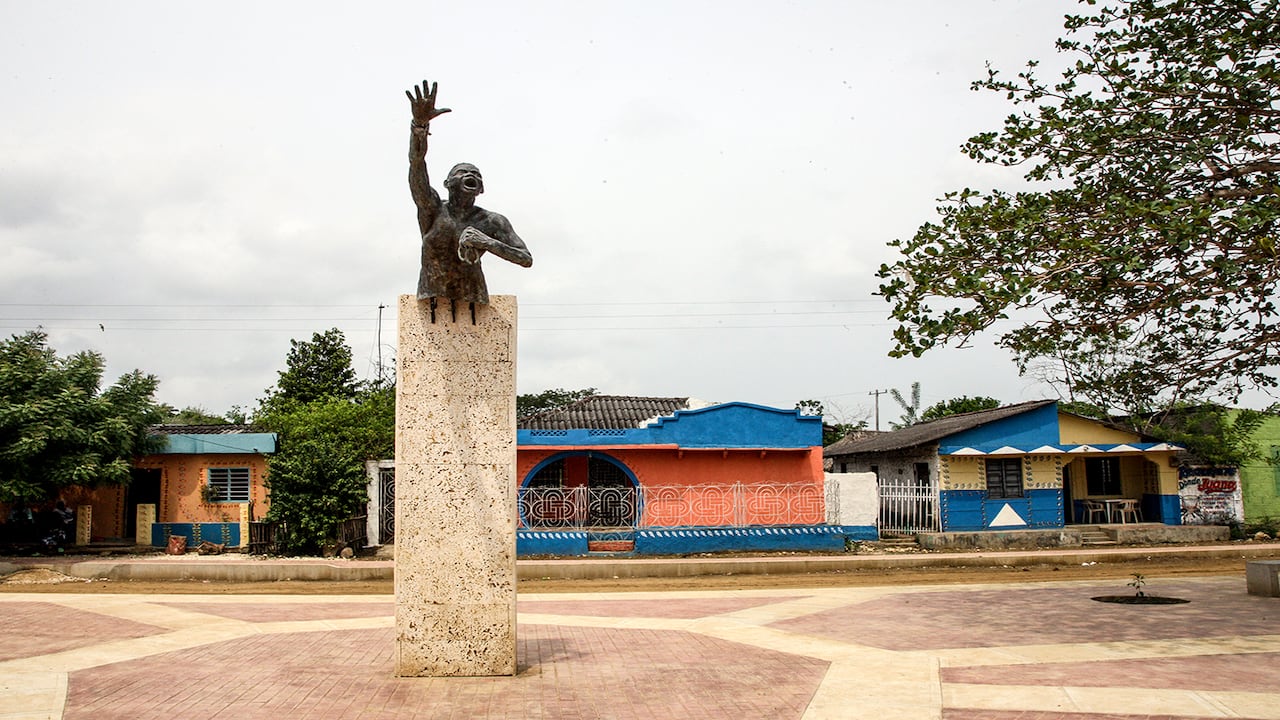 La plaza del pueblo donde se ve la estatua de su fundador Benkos Biohó hoy está vacía