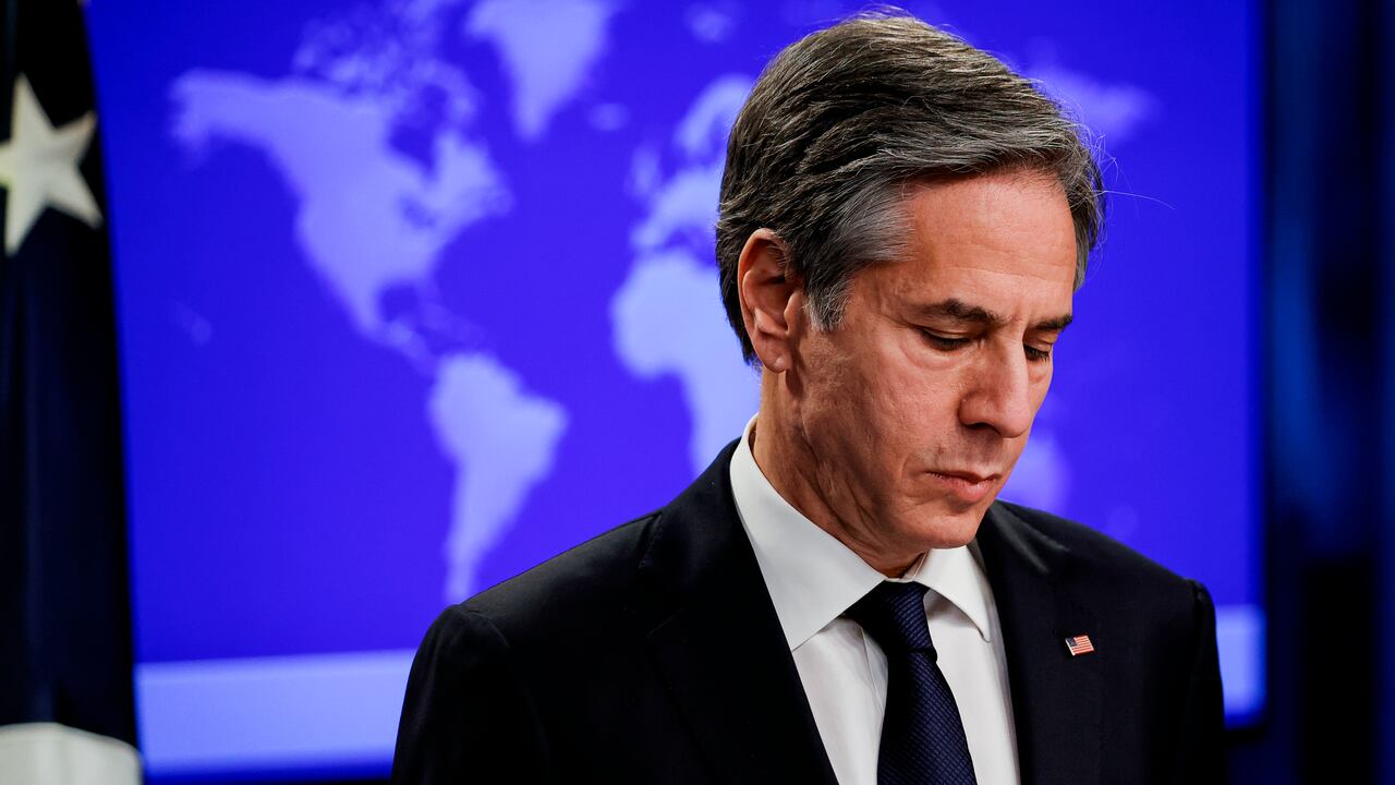 El secretario de Estado Antony Blinken hace una pausa mientras habla con los periodistas durante una conferencia de prensa en el Departamento de Estado en Washington.