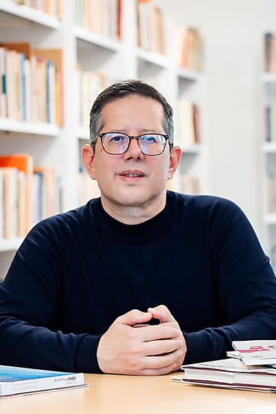 'Hemos llegado a Berlín. Una travesía hacia la esperanza' / escrito por Fanuel Hanán Díaz e ilustrado por David Cleves.