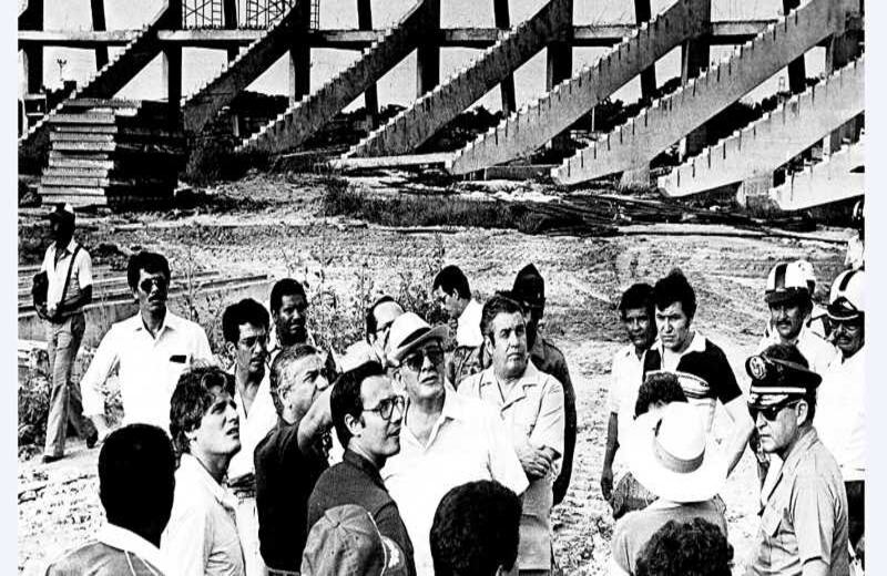 El Presidente de la República Julio Cesar Turbay Ayala, de sombrero y gafas oscuras, escucha las explicaciones del gobernador Pedro Marín Leyes en compañía del ministro de Minas Carlos Rodado Noriega. Fotografía:  Instituto Distrital de Deportes