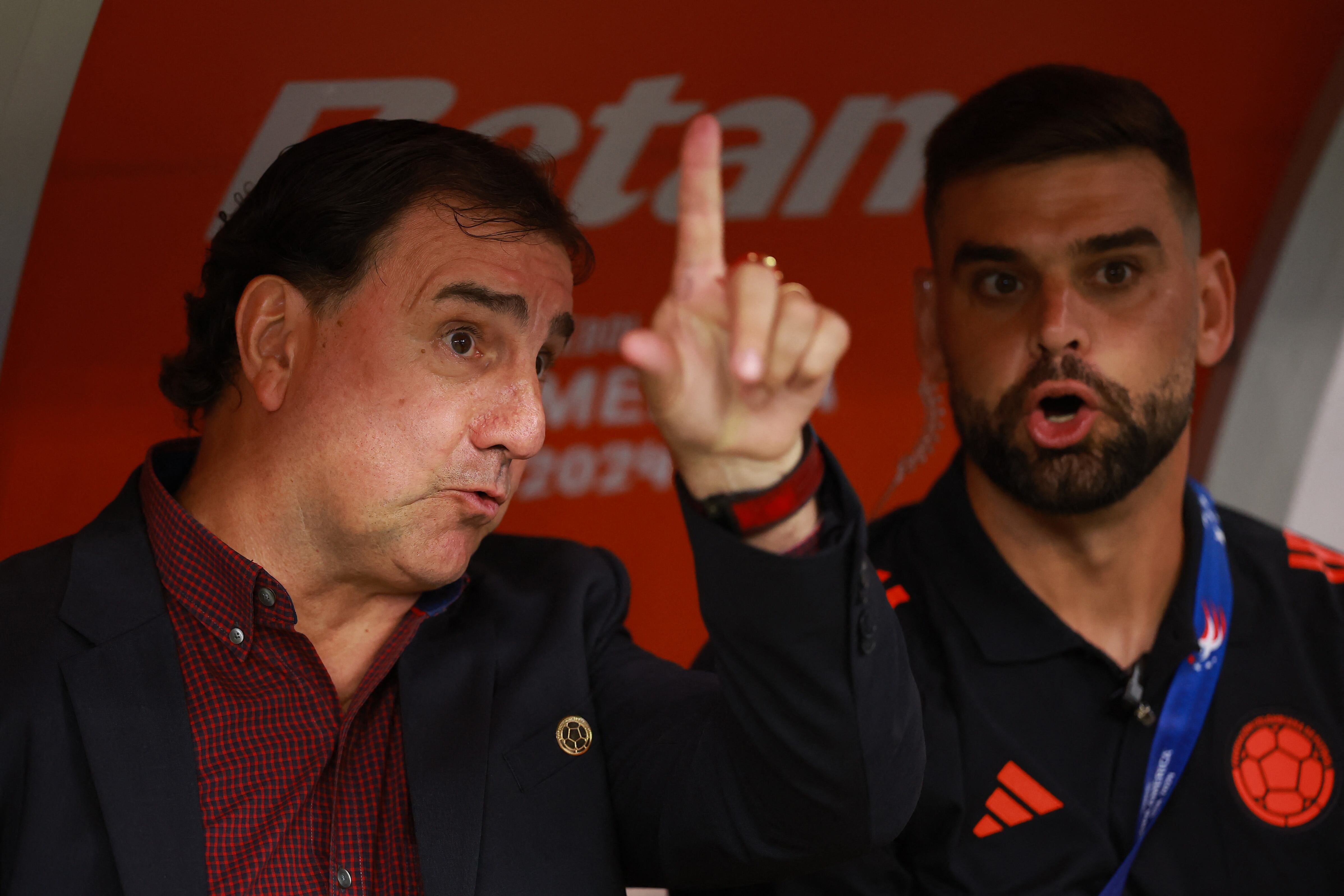 HOUSTON, TEXAS - JUNE 24: Nestor Lorenzo, Head Coach of Colombia gestures during the CONMEBOL Copa America 2024 Group D match between Colombia and Paraguay at NRG Stadium on June 24, 2024 in Houston, Texas.   Hector Vivas/Getty Images/AFP (Photo by Hector Vivas / GETTY IMAGES NORTH AMERICA / Getty Images via AFP)