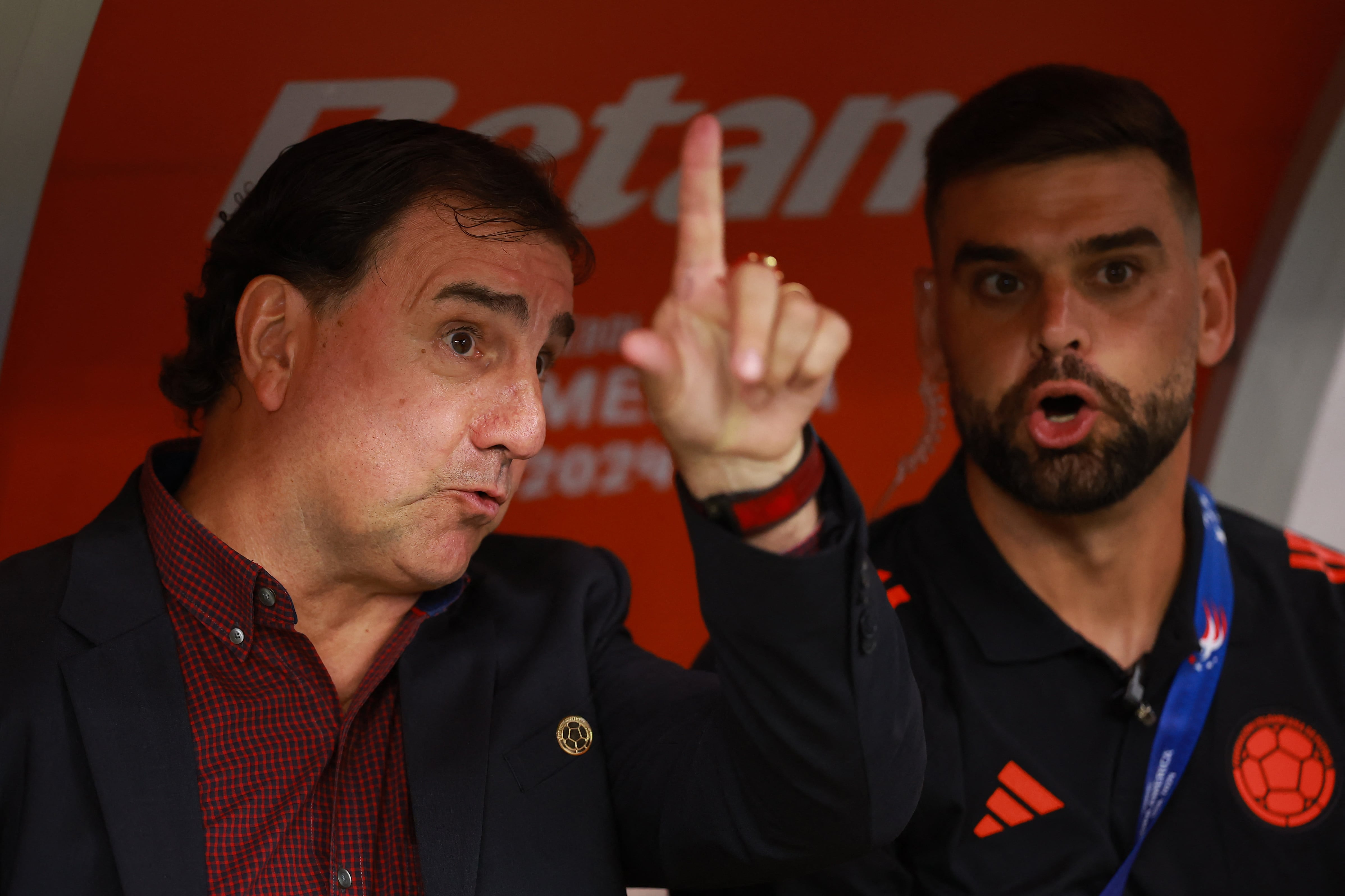 HOUSTON, TEXAS - JUNE 24: Nestor Lorenzo, Head Coach of Colombia gestures during the CONMEBOL Copa America 2024 Group D match between Colombia and Paraguay at NRG Stadium on June 24, 2024 in Houston, Texas.   Hector Vivas/Getty Images/AFP (Photo by Hector Vivas / GETTY IMAGES NORTH AMERICA / Getty Images via AFP)