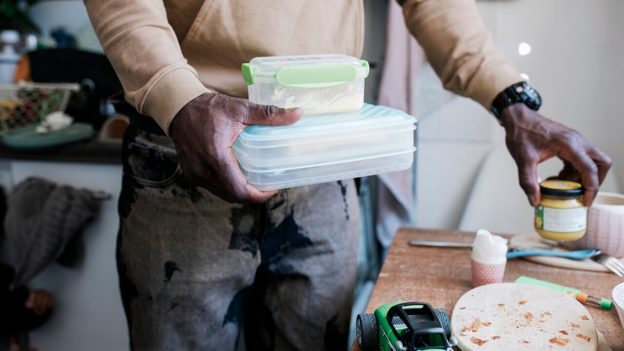 El efectivo truco casero para blanquear los recipientes de plásticos amarillentos