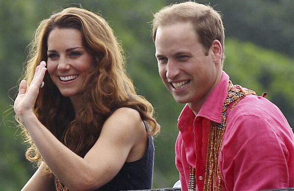 Los duques de Cambridge, sonríen al presenciar la tradicional ceremonia del tiburón a medida que llegan a las Islas Salomón.