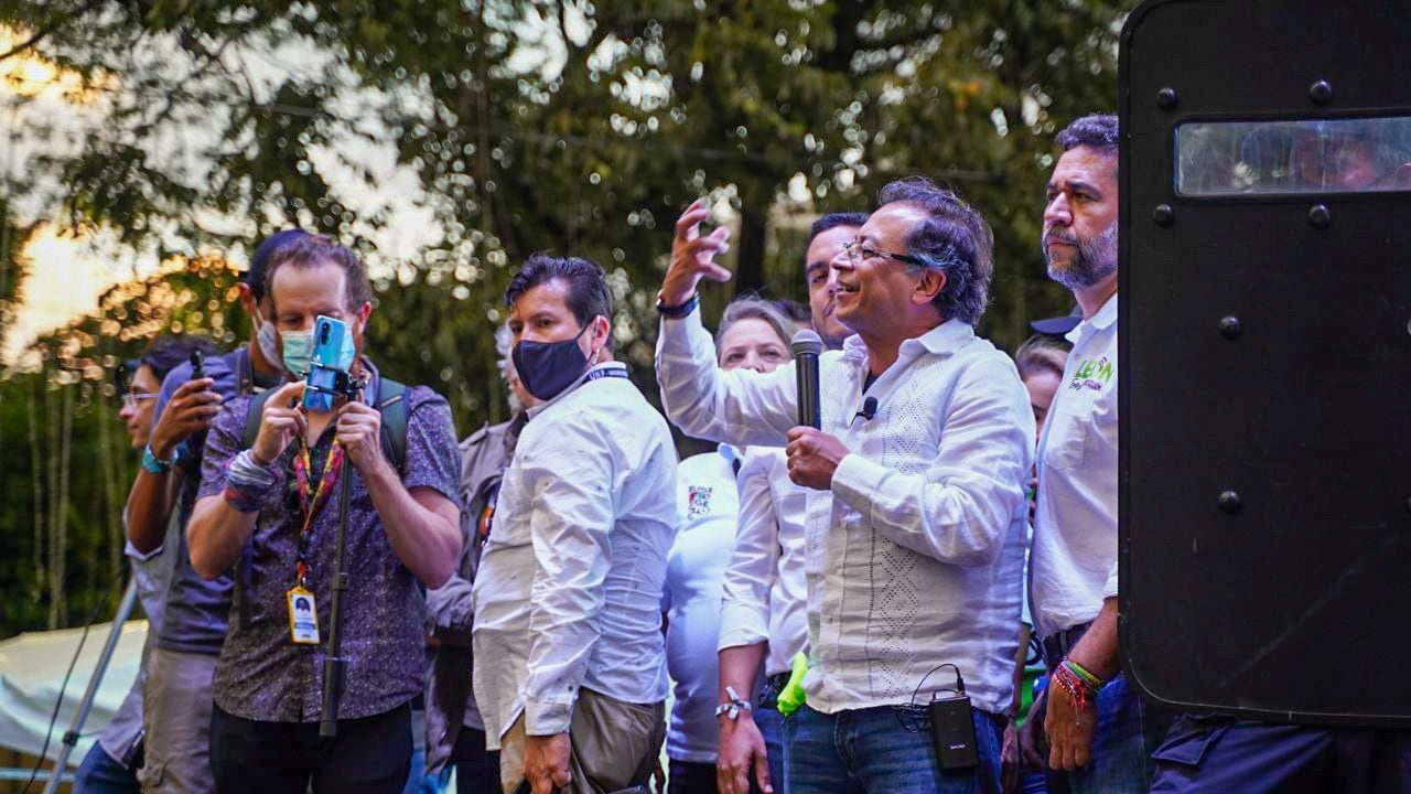 Gustavo Petro vuelve a las tarimas y a la gente después de amenazas de muerte.