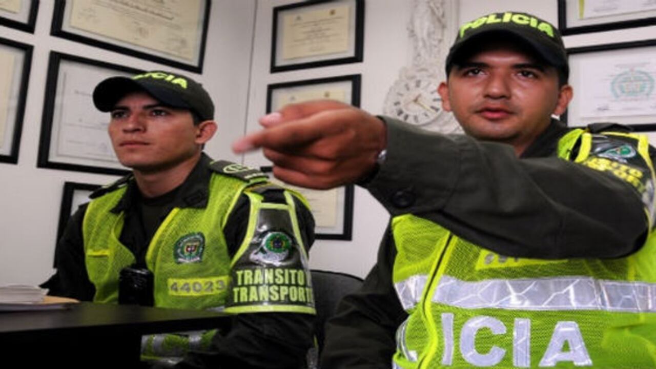 De izquierda a derecha: patrulleros Gustavo Niño y Wilmar Escobar.