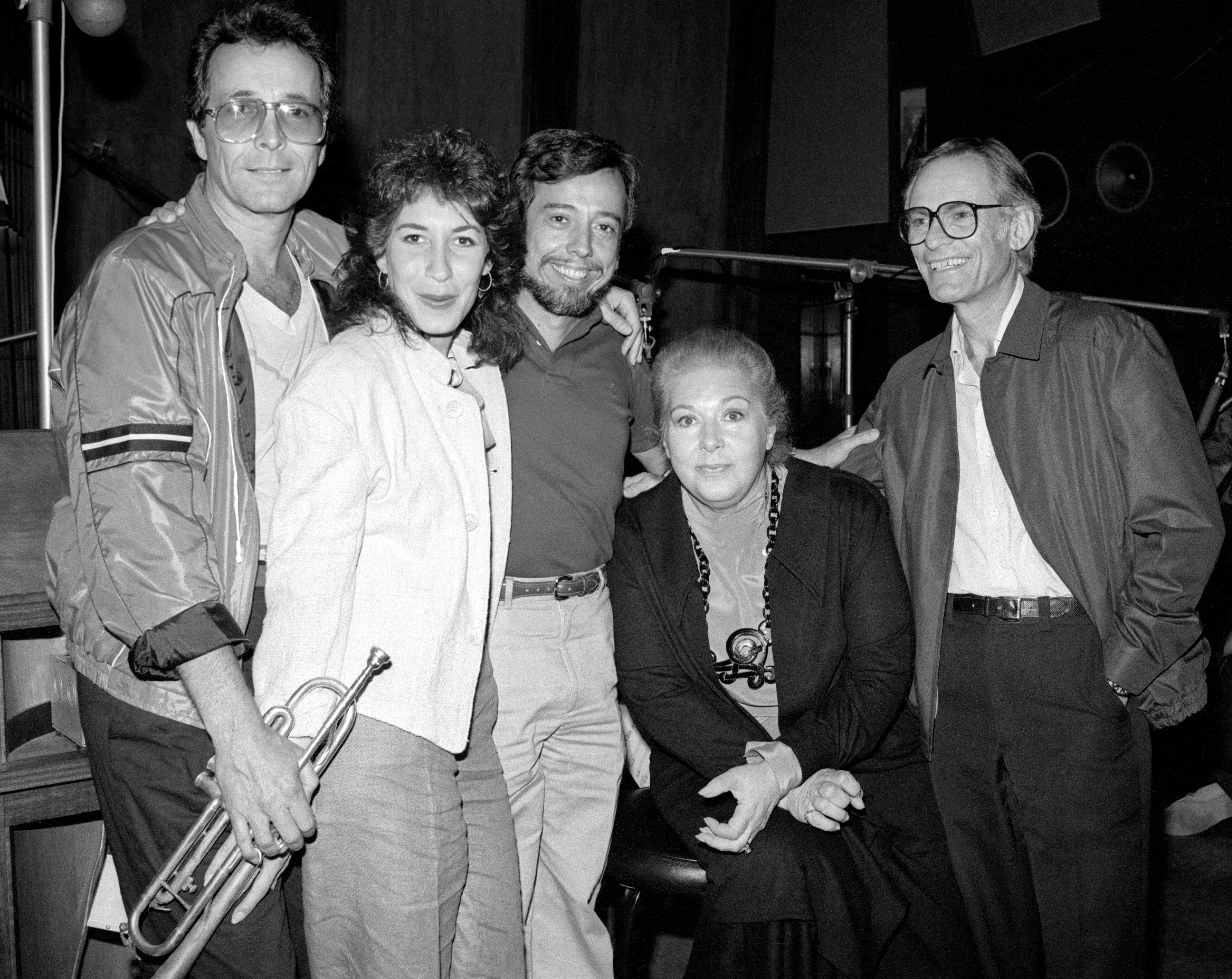 LOS ANGELES, CA - ALREDEDOR de 1990: (L-R) el trompetista estadounidense Herb Alpert, su esposa, la cantante, letrista y autora estadounidense Lani Hall, el músico brasileño Sérgio Mendes y el dúo de compositores estadounidense Marilyn Bergman (1928-2022) y Alan Bergman posan para un retrato alrededor de 1990 en Los Ángeles, California. (Foto de Lester Cohen/Getty Images)