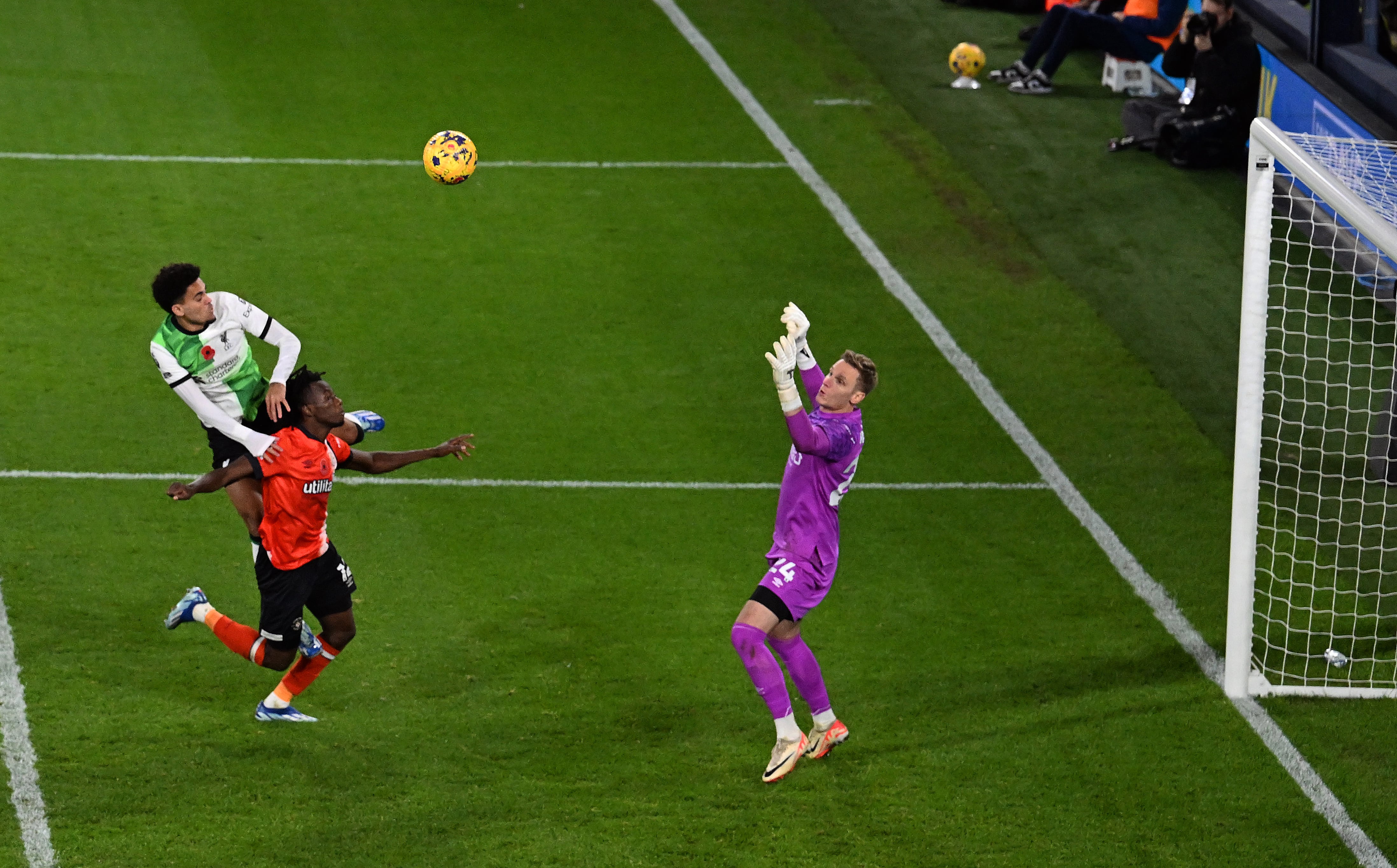 LUTON, ENGLAND - NOVEMBER 05: (THE SUN OUT.THE SUN ON SUNDAY OUT)  Luis Diaz of Liverpool heads home the Liverpool goal 1-1 during the Premier League match between Luton Town and Liverpool FC at Kenilworth Road on November 05, 2023 in Luton, England. (Photo by John Powell/Liverpool FC via Getty Images)