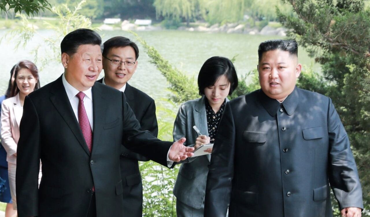 El presidente de China, Xi Jinping junto a su homólogo de Corea del Norte, Kim Jong Un