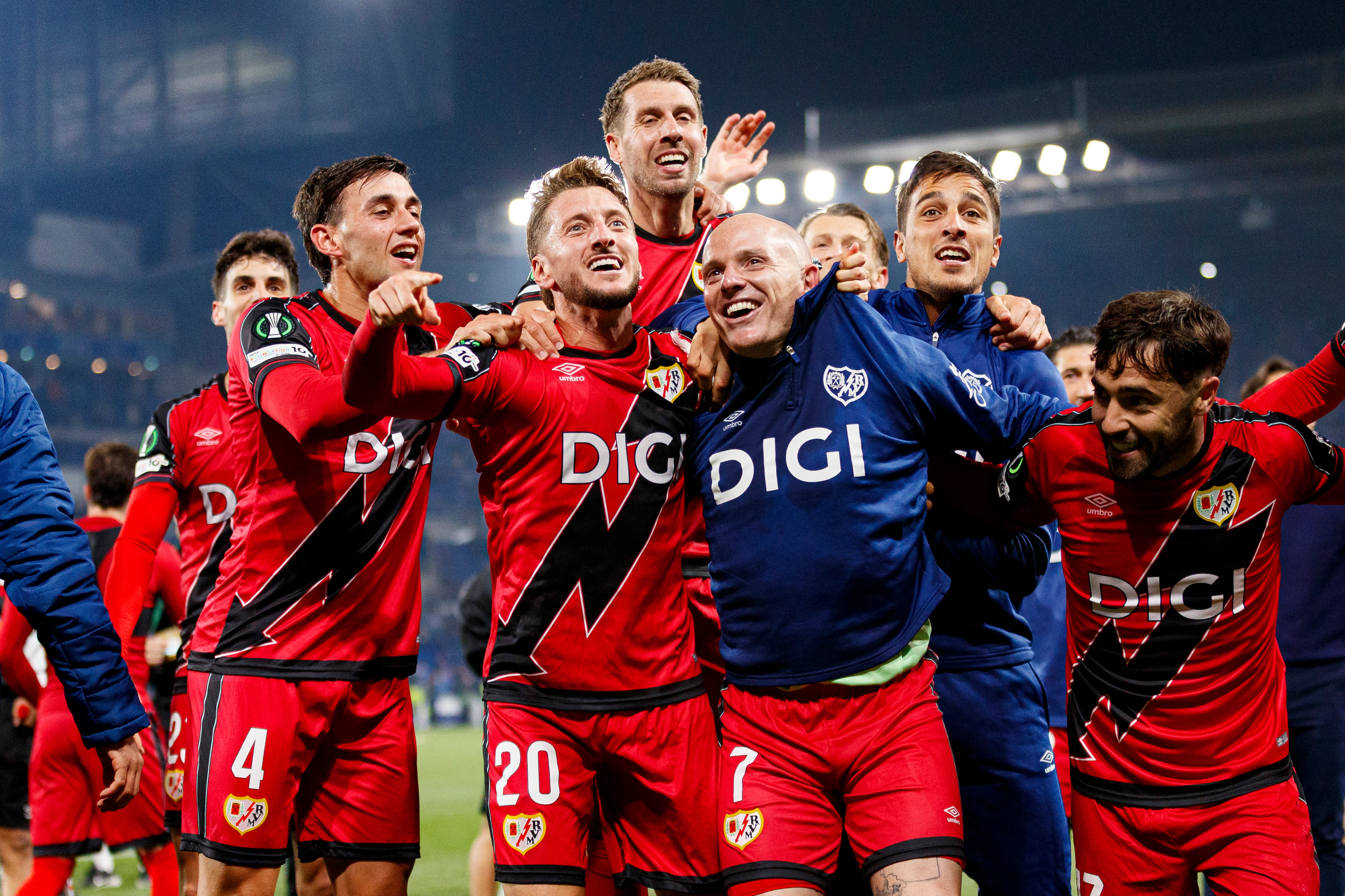 Rayo Vallecano celebra su paso a la final de la Conference League