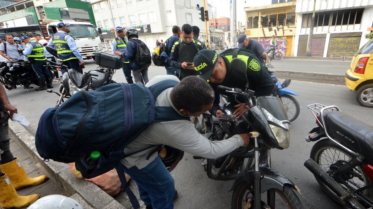 Continúan los operativos de Tránsito y Policía Nacional con el apoyo del ejército, hacia conductores de moto, dónde se exigen documentos al día. A pesar de las campanas que se vienen realizando a través de los medios de comunicación y redes sociales, son muchos los motociclistas que andan sin los documentos al día, ganándose multas e inmovilización del vehículo.