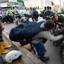 Continúan los operativos de Tránsito y Policía Nacional con el apoyo del ejército, hacia conductores de moto, dónde se exigen documentos al día. A pesar de las campanas que se vienen realizando a través de los medios de comunicación y redes sociales, son muchos los motociclistas que andan sin los documentos al día, ganándose multas e inmovilización del vehículo.