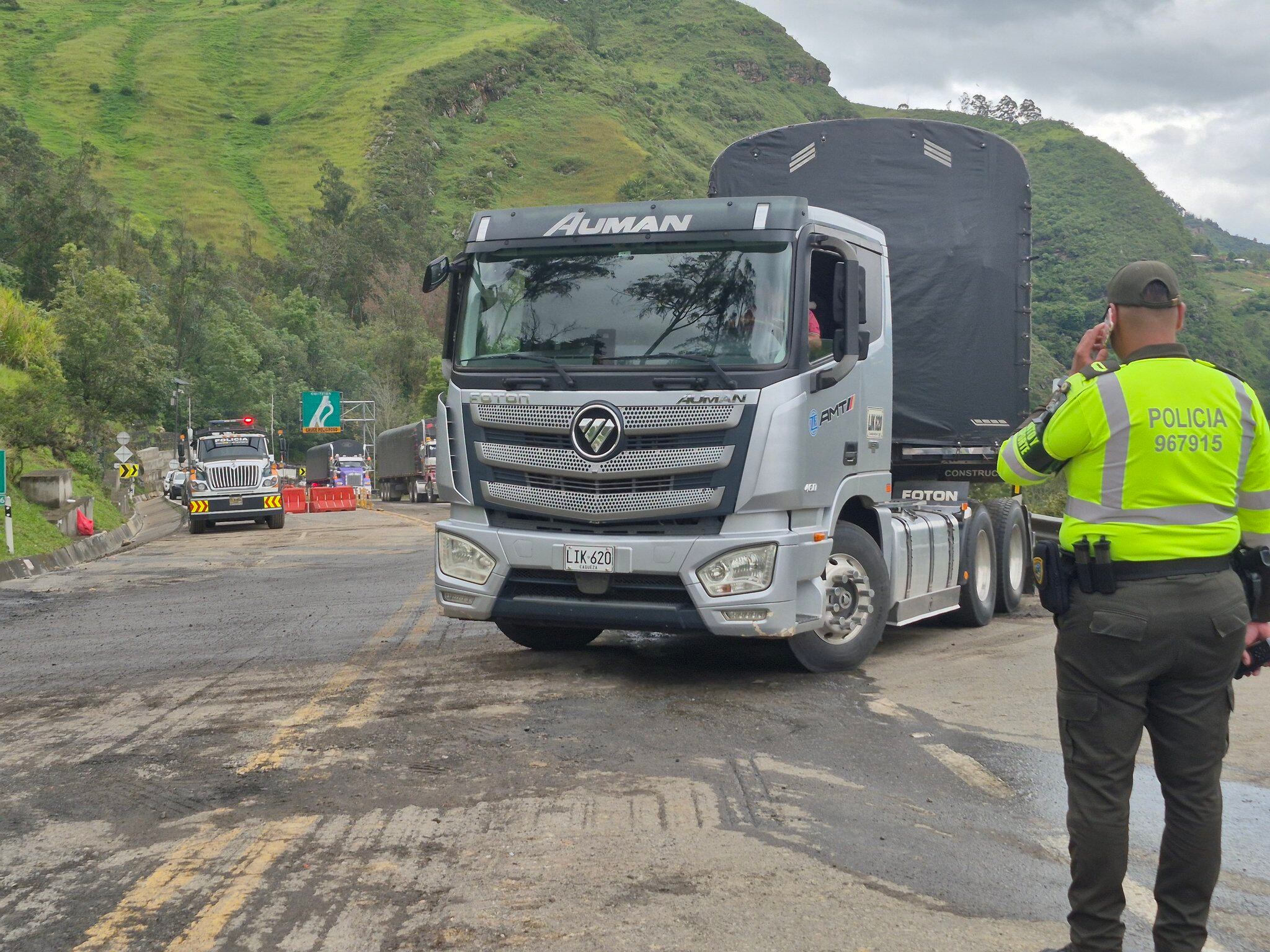 Algunos camiones ya han podido transitar por esta vía.