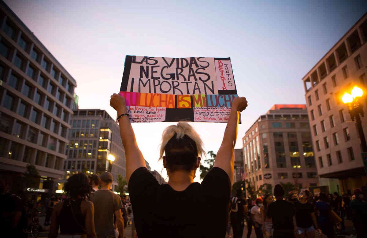 Manifestantes latinas en Black Lives Matter Plaza durante la protesta del día 06 de Junio 2020. Es el noveno día de protestas en DC tras la muerte de George Floyd a manos de la policía el 25 de Mayo en Minneapolis. Imagen tomada el 6 de Junio de 2020- Washington DC- Foto: María Luz Bravo
