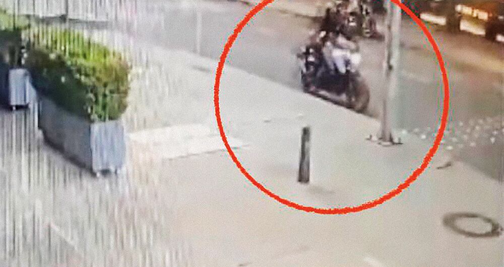 El sicario, que aparece en los videos de seguridad, escurridizo, silencioso y asesino, tenía acento venezolano, dijo el motociclista que le sirvió de conductor.