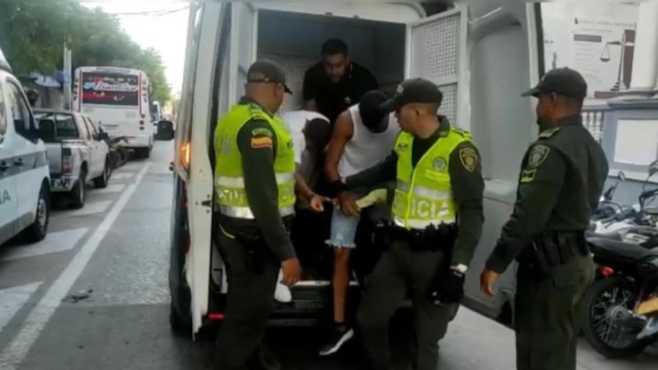 Los tres sujetos capturados iban a bordo de un taxi, uno como conductor y dos como pasajeros.