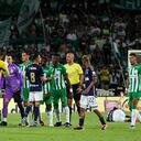 El clásico acabó con dos expulsados