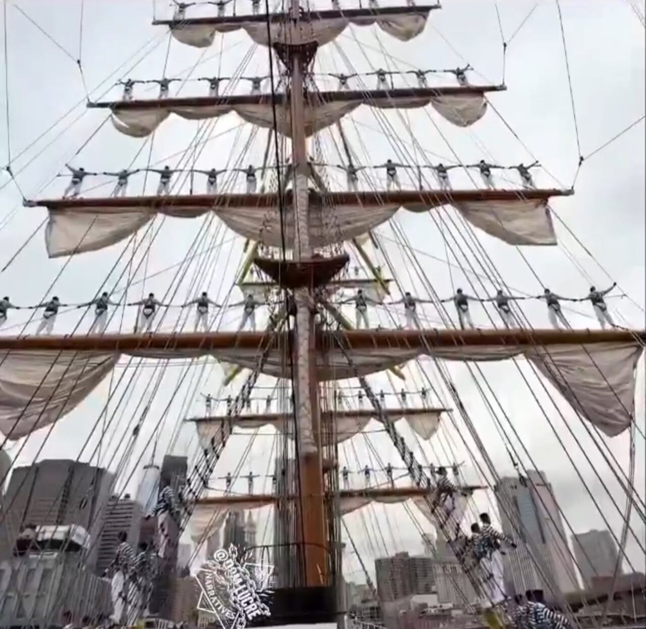 Los cadetes realizaban una presentación cuando chocó el buque