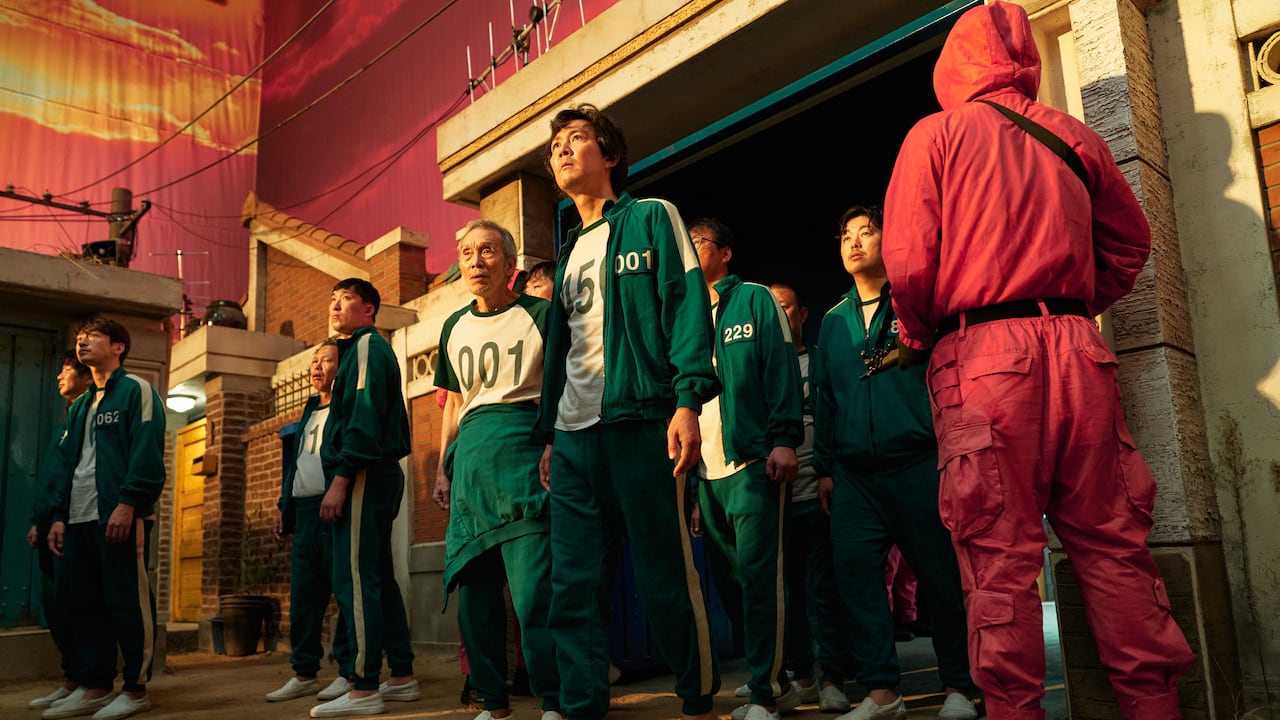 La serie surcoreana ‘El juego del calamar’ se ha convertido en una de las producciones más exitosas desde que se estrenó en la plataforma de streaming Netflix. (Photo by YOUNGKYU PARK / Netflix / AFP)