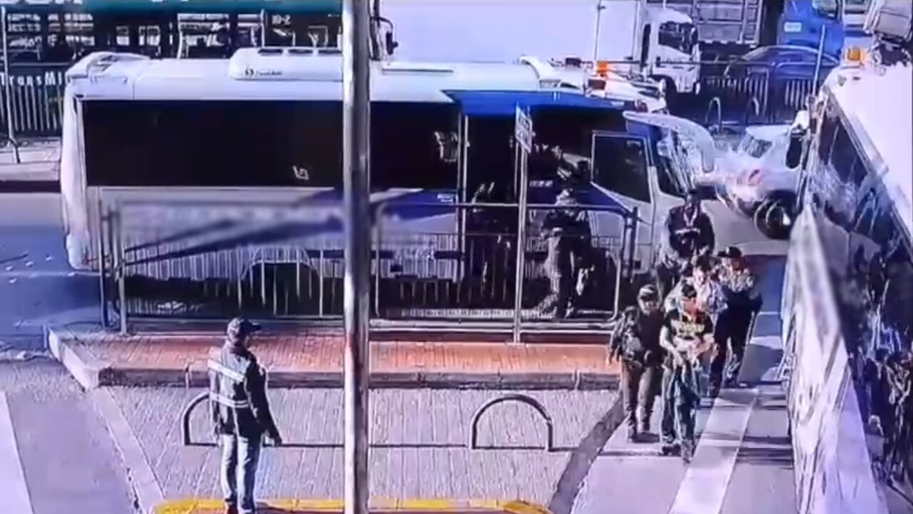 A punta de cuchillo, dos jóvenes se dedicaban a robar en buses intermunicipales entre Bogotá y Soacha