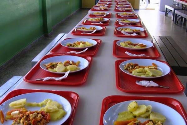 Ración en caliente son las comidas que se preparan y se sirven en los diferentes comedores escolares. 