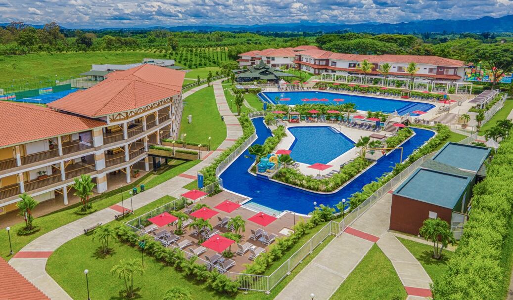 Aunque su oferta está enfocada en el segmento corporativo, el clima y su privilegiada ubicación también convierten a este hotel en un destino ideal para quienes buscan actividades de ocio y recreación.