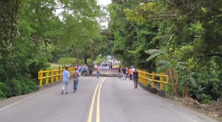 Manifestantes rechazan la construcción de un relleno sanitario.