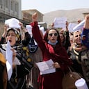 Varias mujeres participan en una protesta para exigir respeto a sus derechos en Afganistán bajo el gobierno talibán, el viernes 3 de septiembre de 2021, en Kabul. (AP Foto/Wali Sabawoon)