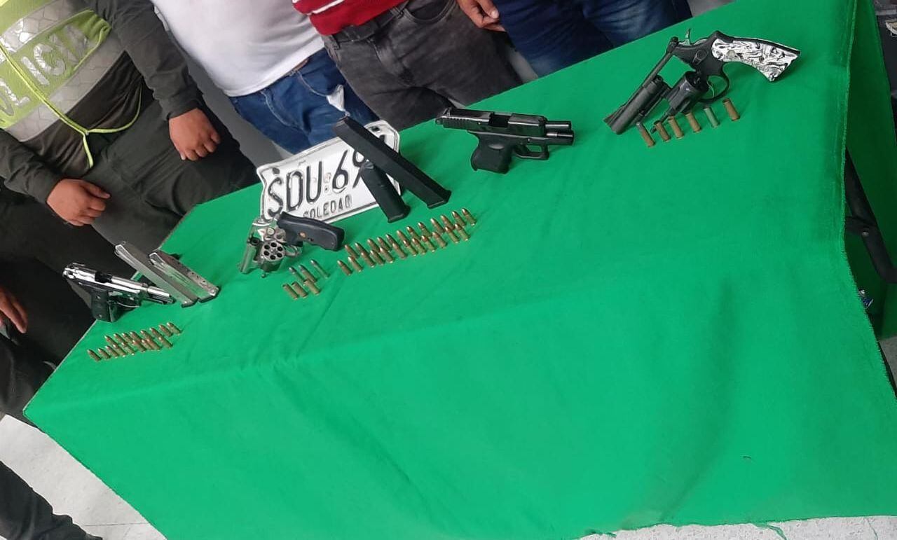Armas incautadas a presuntos delincuentes responsables del robo.