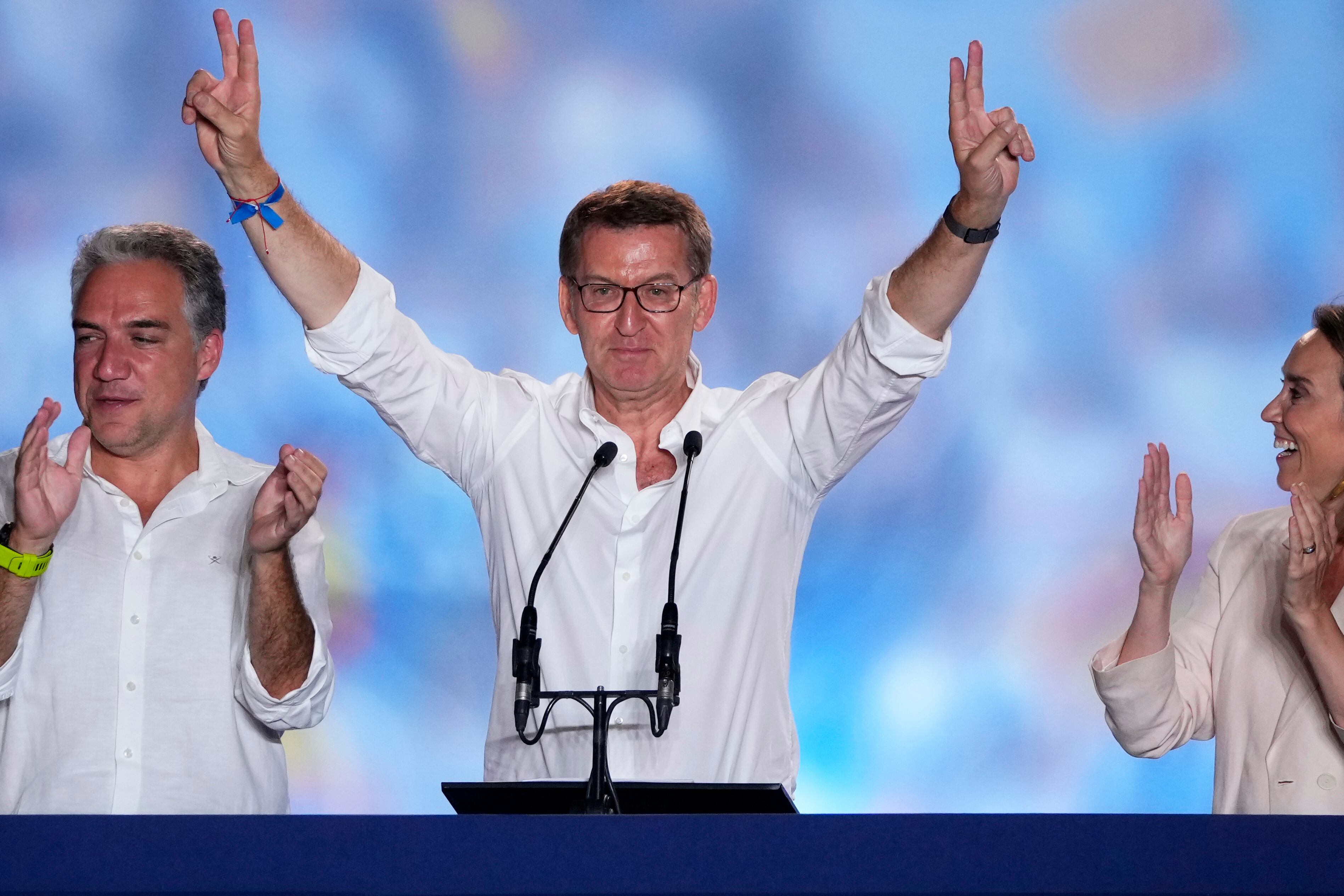 Alberto Núñez Feijóo, líder del Partido Popular, saluda a los militantes congregados en el exterior de la sede de la formación conservadora, en Madrid, a primera hora del 24 julio de 2023. (AP Foto/Manu Fernandez)