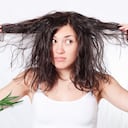 Las personas pueden experimente desde una pérdida de cabello leve acompañada con escamas pequeñas, hasta una masa inflamatoria, dolorosa y severa que puede llegar a cubrir gran parte del cuero cabelludo.