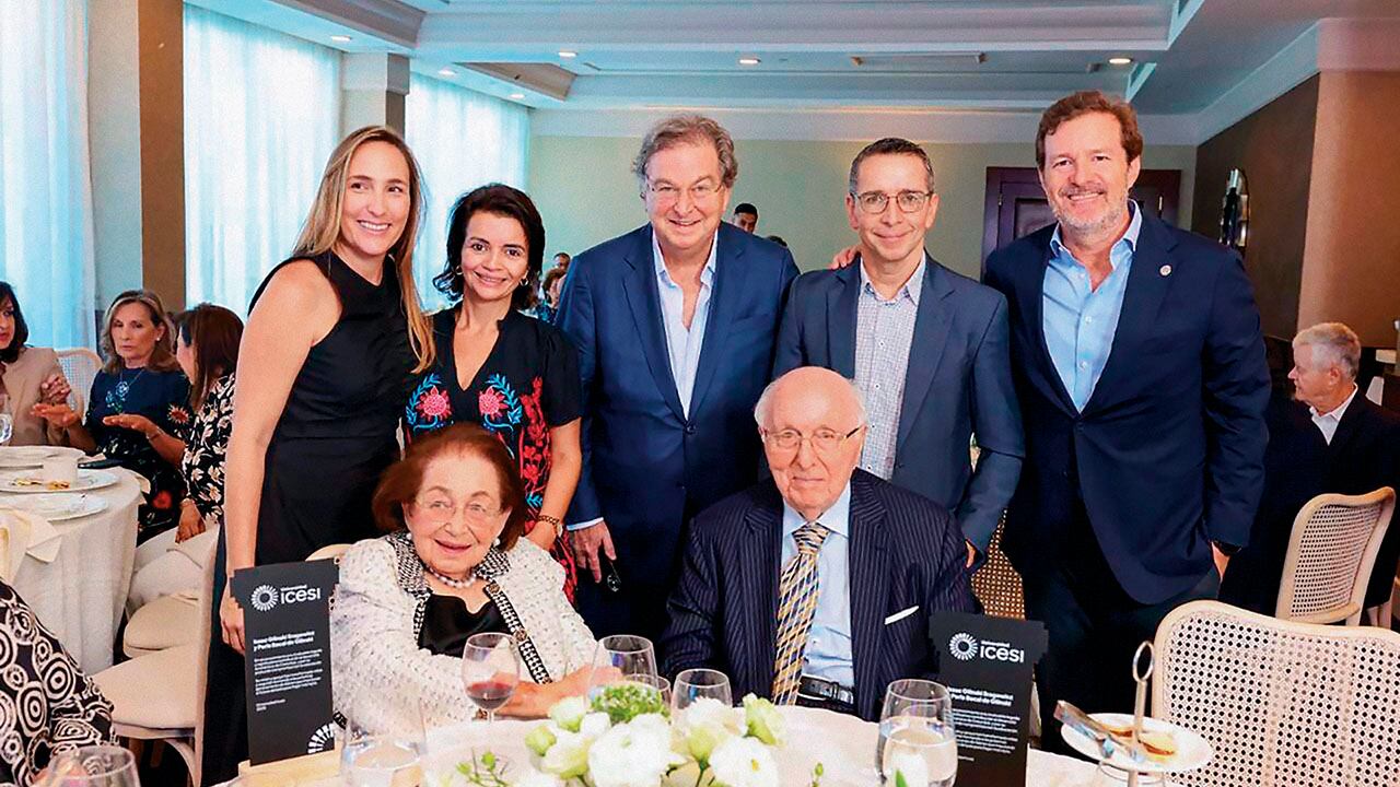 Perla Bacal de Gilinski e Isaac Gilinski, acompañados de su hijo Jaime, en el centro, y de los directivos de la Universidad Icesi: de izquierda a derecha, Laura Salcedo, Norha Villegas, Enrique Ramírez y Esteban Piedrahita.