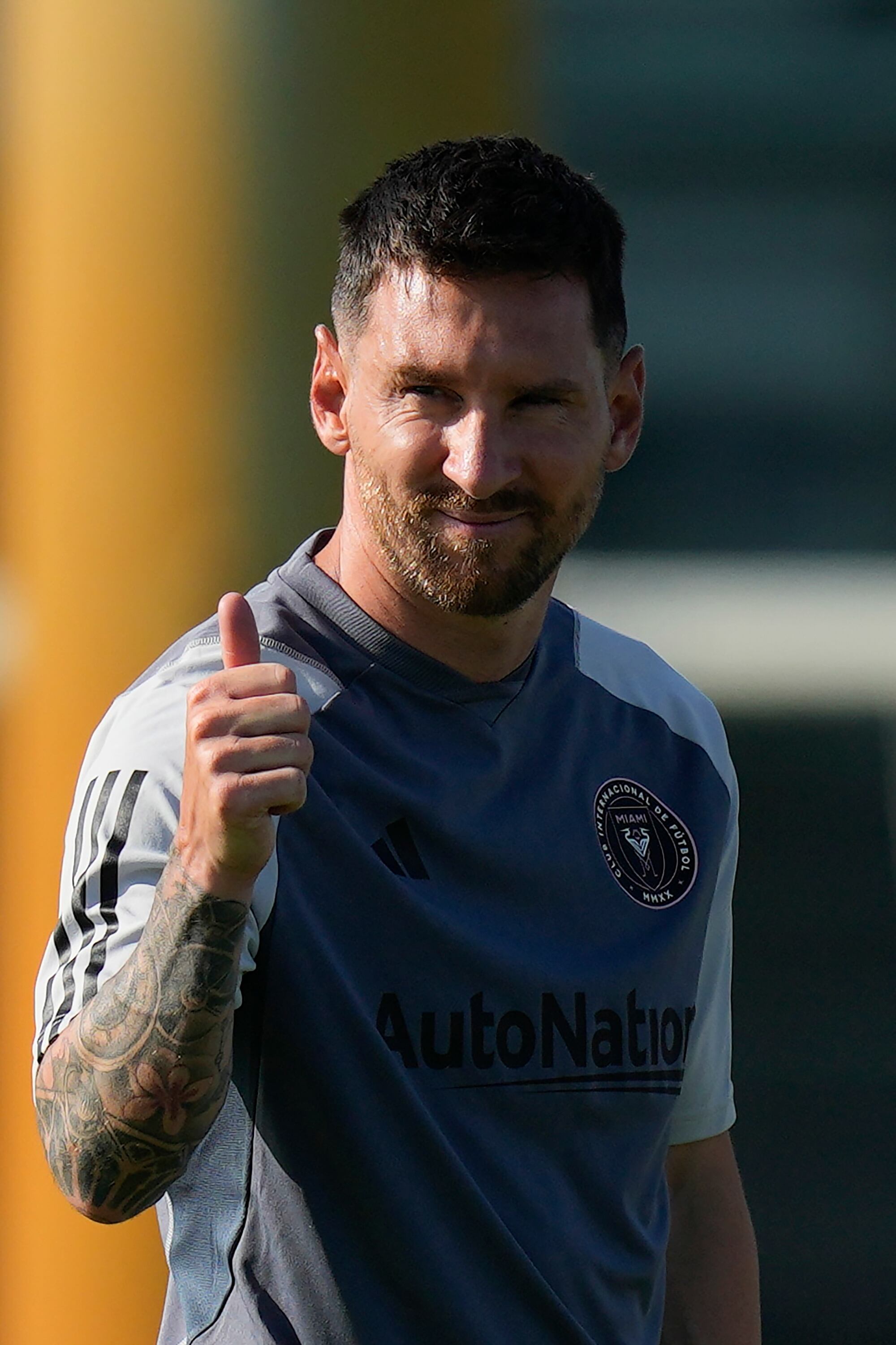 Lionel Messi saluda a la prensa al participar en un entrenamiento del Inter Miami, el martes 18 de julio de 2023, en Fort Lauderdale, Florida. (AP Foto/Rebecca Blackwell)