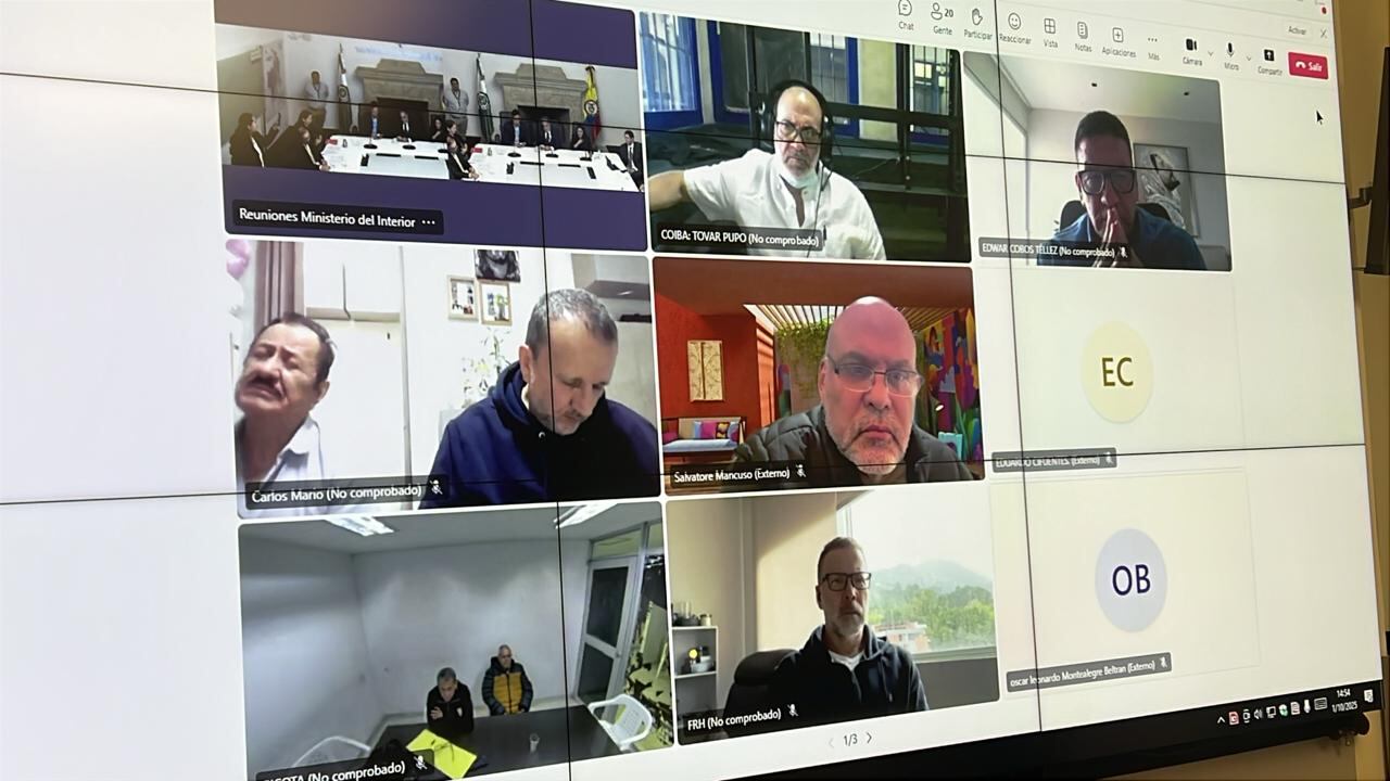 Reunión preparatoria con 16 exparamilitares que fueron nombrados gestores de paz.