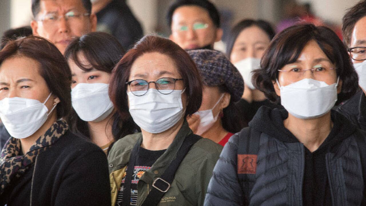 En Wuhan, la ciudad en la que el virus llegó a los humanos, las imágenes son apocalípticas.