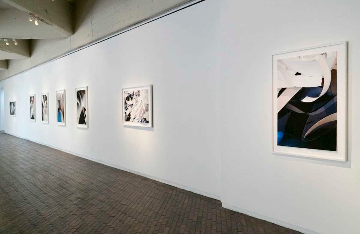 “Realidades construidas” son 17 fotografías de mediano y gran formato, que invitan al espectador a experimentar la forma de ver el mundo de Janice Mehlman. 