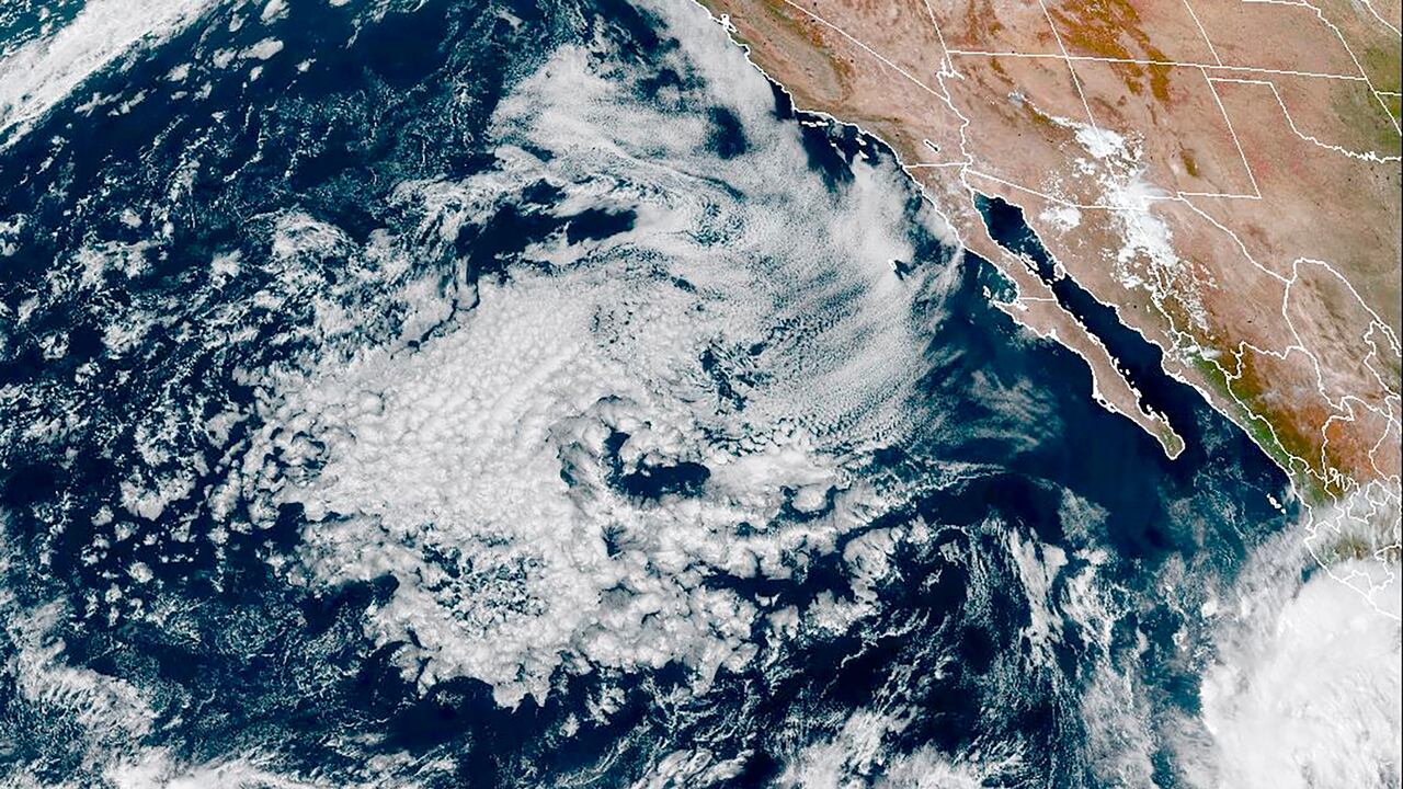 Esta imagen satelital proporcionada por la Oficina Nacional de Administración Oceánica y Atmosférica de Estados Unidos (NOAA, por sus siglas en inglés), el martes de 17 de octubre de 2023, muestra la tormenta tropical Norma cerca de la costa oeste de México en el Pacífico. (NOAA vía AP)