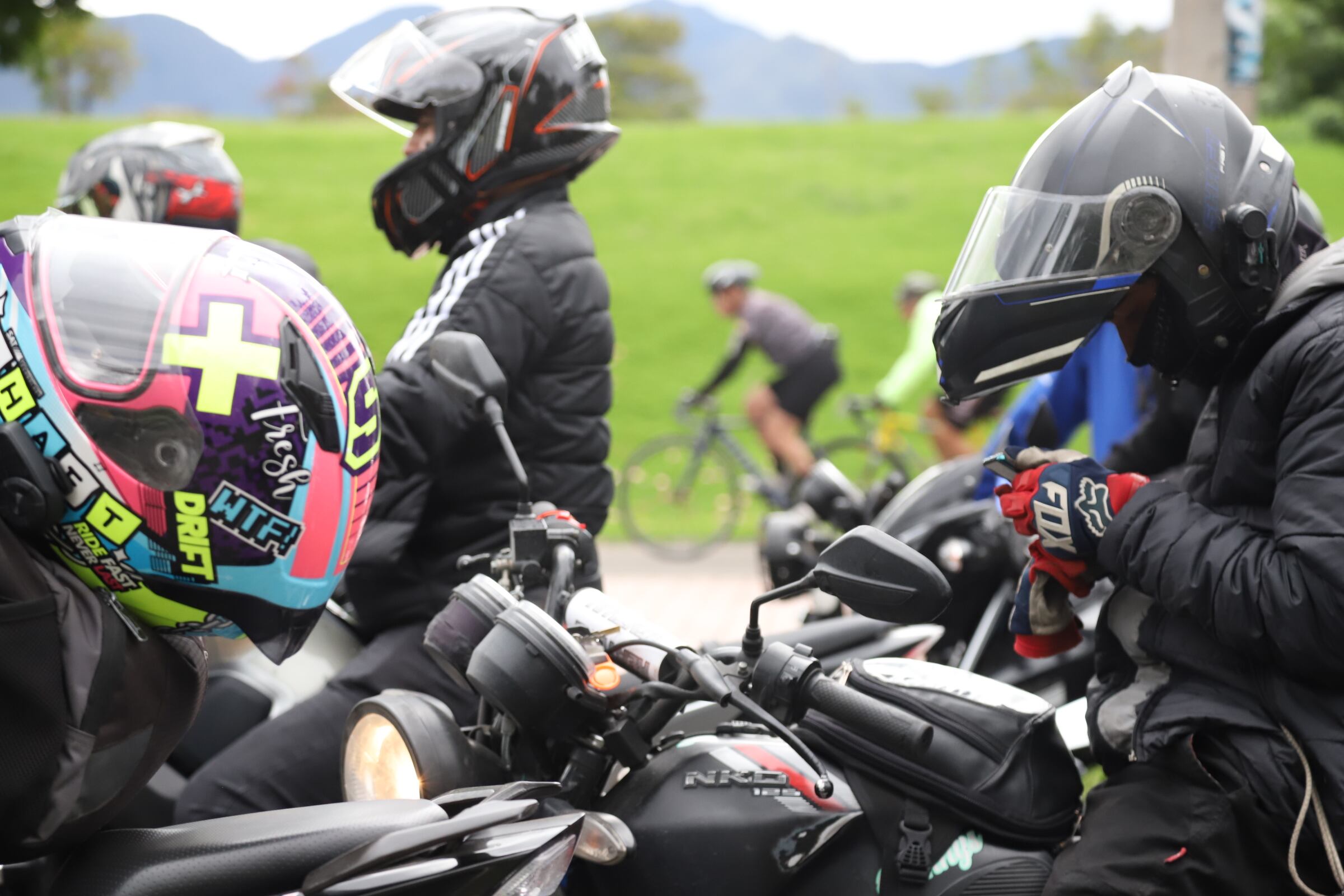 Motociclistas en protesta, biblioteca Virgilio Barco
