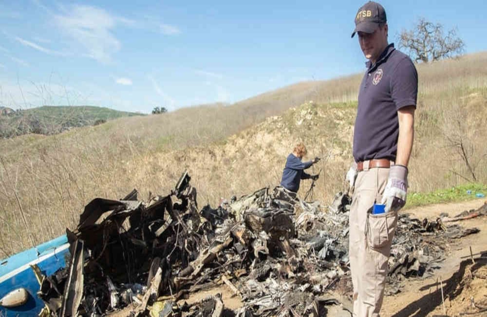 Lo que quedó de la aeronave fue cargado en camiones para ser examinado en laboratorio. Foto: NTSB