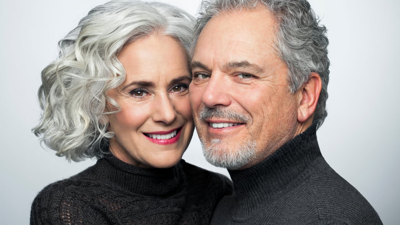 Existen algunos remedios caseros que pueden ayudar al tratamiento de las canas.