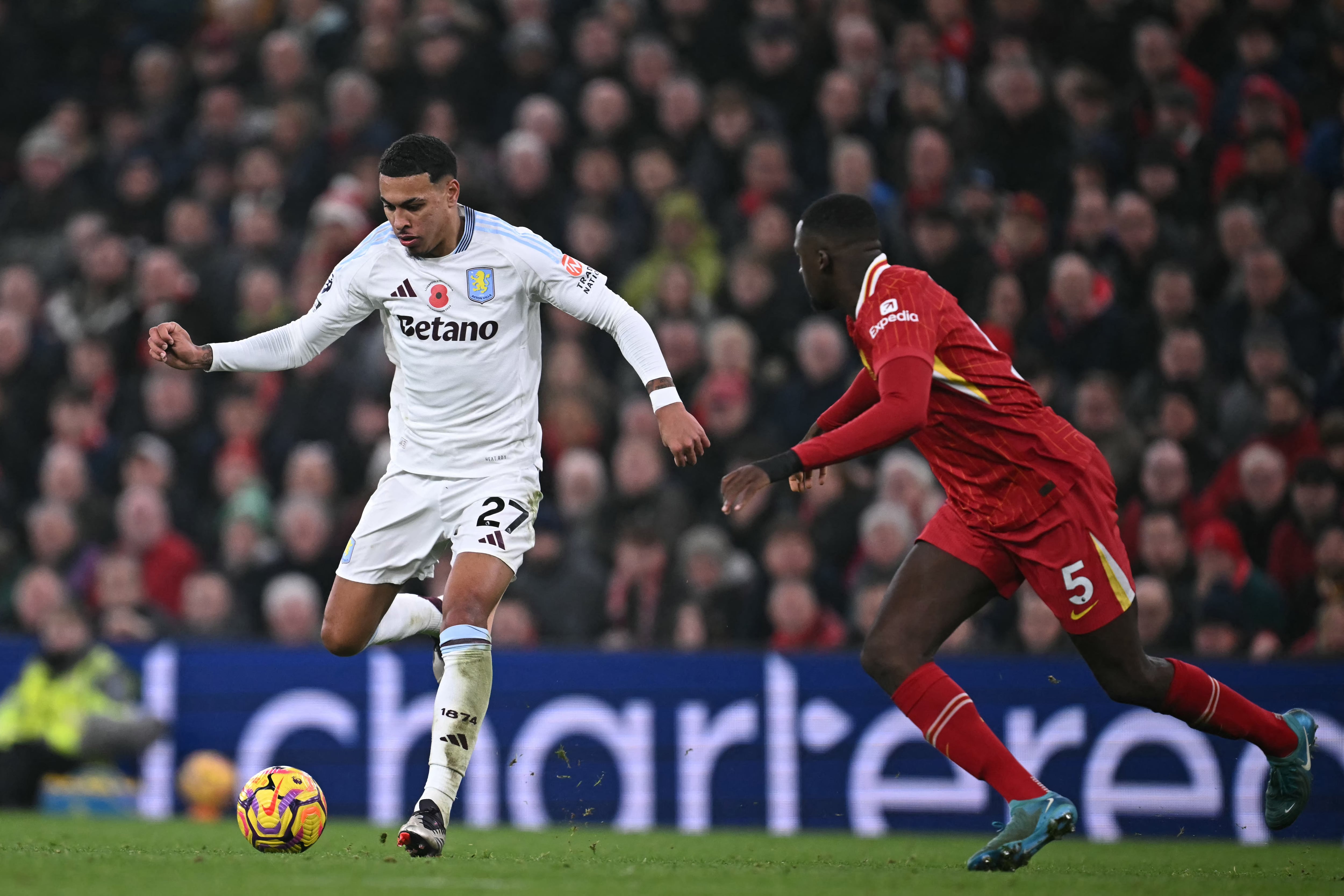 Morgan Rogers, mediocampista del Aston Villa, trata de evitar la marca en el compromiso ante Liverpool.