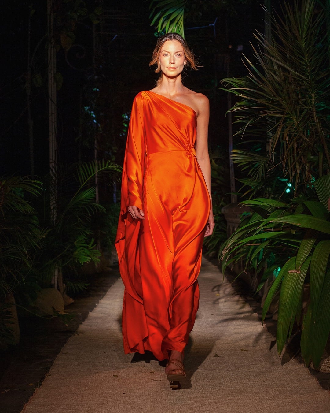 El diseñador Andrés Otálora presentó su nueva colección Resort 2027: Serena & Costera como cierre del pre show de Colombiamoda 2026 en Cali.