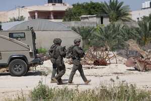 En Jan Yunis, los soldados están llevando a cabo operaciones cerca de los hospitales Naser y Al Amal, así como en el área de Al Qarara.