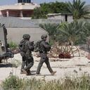 En Jan Yunis, los soldados están llevando a cabo operaciones cerca de los hospitales Naser y Al Amal, así como en el área de Al Qarara.