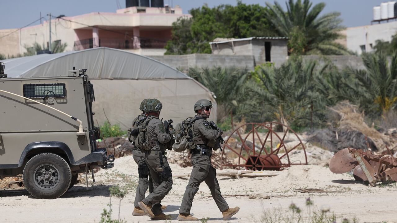 En Jan Yunis, los soldados están llevando a cabo operaciones cerca de los hospitales Naser y Al Amal, así como en el área de Al Qarara.