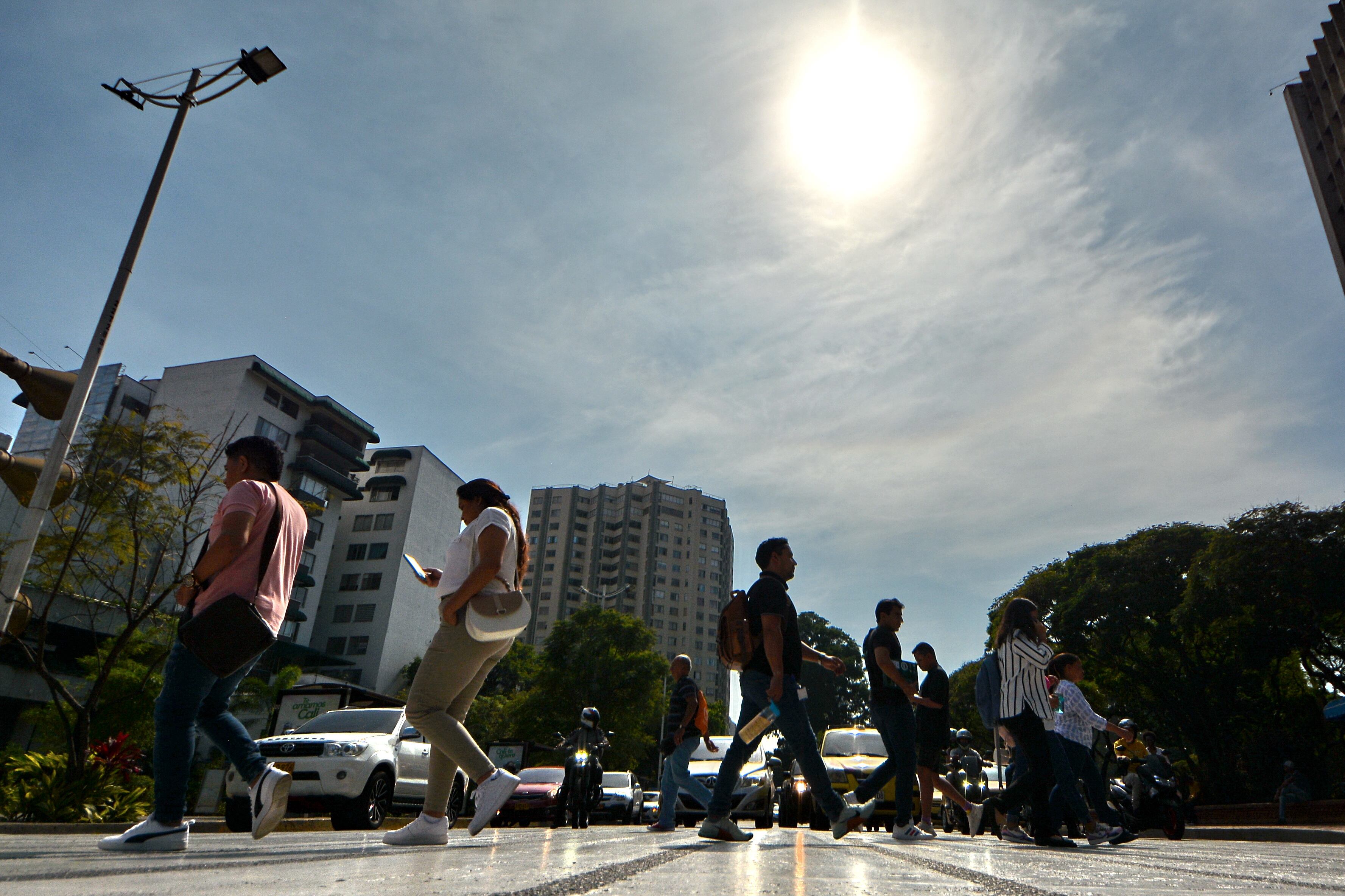 Hace menos de una semana, el mundo registró el día más caluroso de la historia, un récord alarmante si se tiene en cuenta que la temperatura media global habitualmente sigue subiendo hasta finales de julio e inicios de agosto debido al verano boreal.

La Organización Meteorológica Mundial advierte que las temperaturas podrían subir más y este pronóstico se refleja en la nueva ola de calor que azota a algunos países