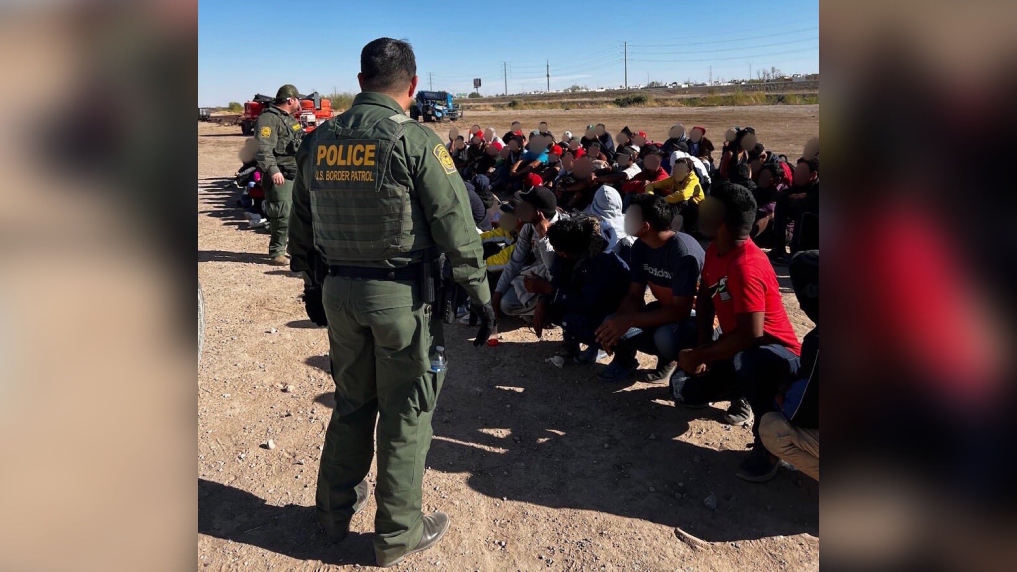 Los migrantes ingresaron por una puerta de servicio en el muro que divide Estados Unidos con México, normalmente utilizado para el cruce de vehículos de mantenimiento.